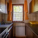 House Pr' Ta Star Lip' *