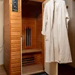 House Pr' Ta Star Lip' *